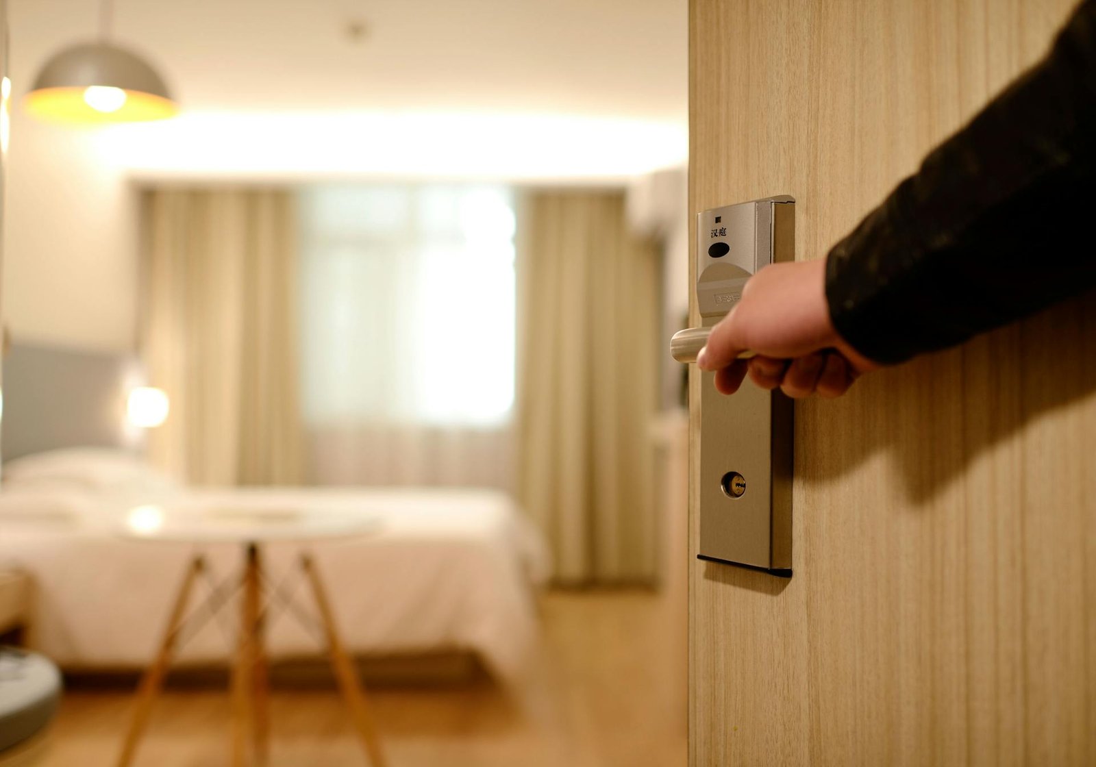 The Pros and Cons of Staying in Hostels vs. Hotels